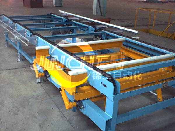 兩臺對接的鏈條輸送機(jī)